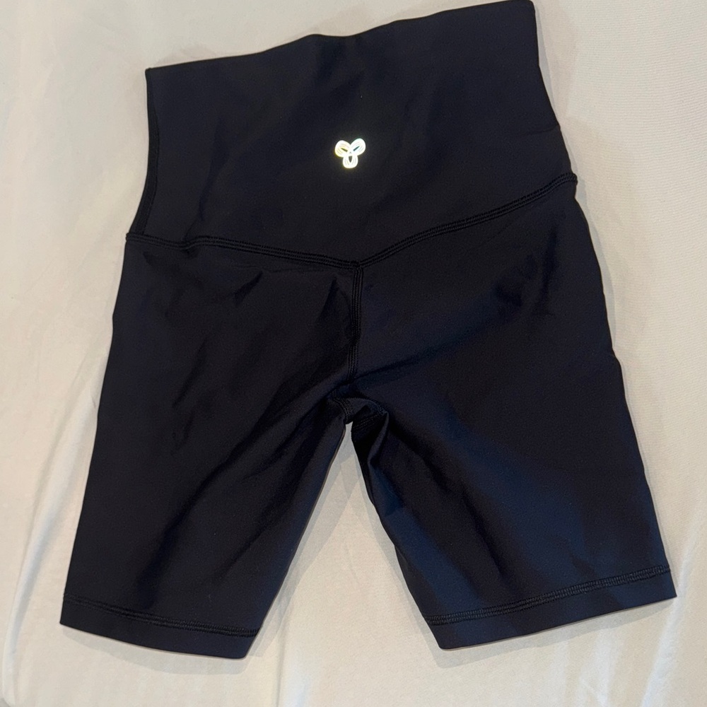 TNA ACTIVE Aritzia black biker shorts